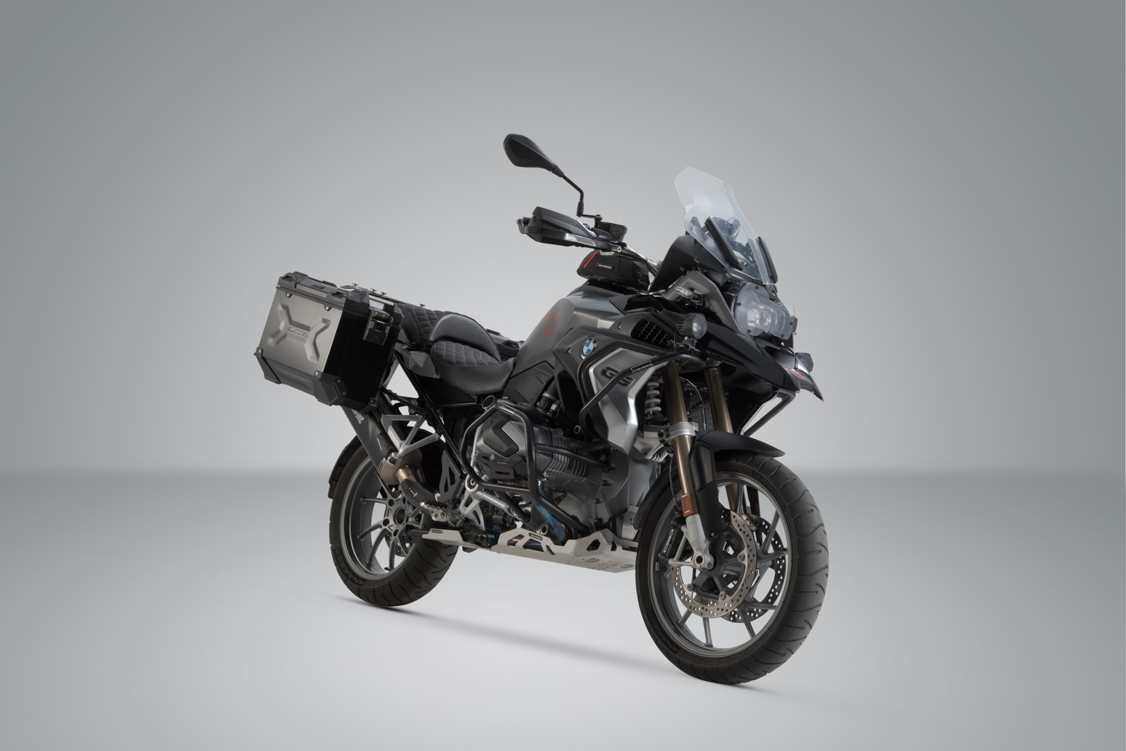 TRAX ADV Alukoffer-System + Akrapovic – Bild 2