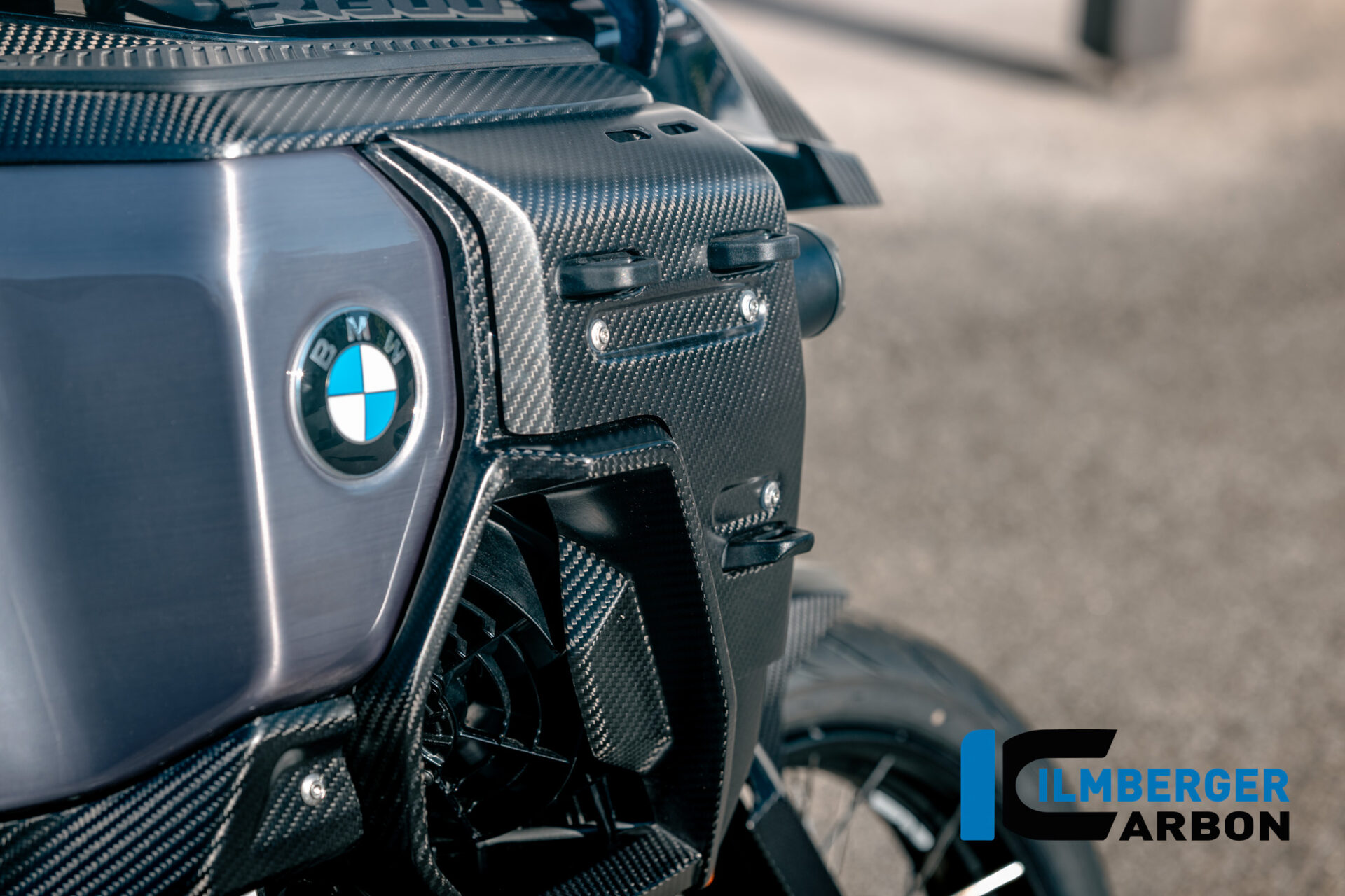 Wasserkühlerabdeckung rechts mit Löchern für den Kofferhalter Carbon matt R 1300 GS Adventure BMW R 1300 GS Adventure (ab 2024) Carbon – Bild 3