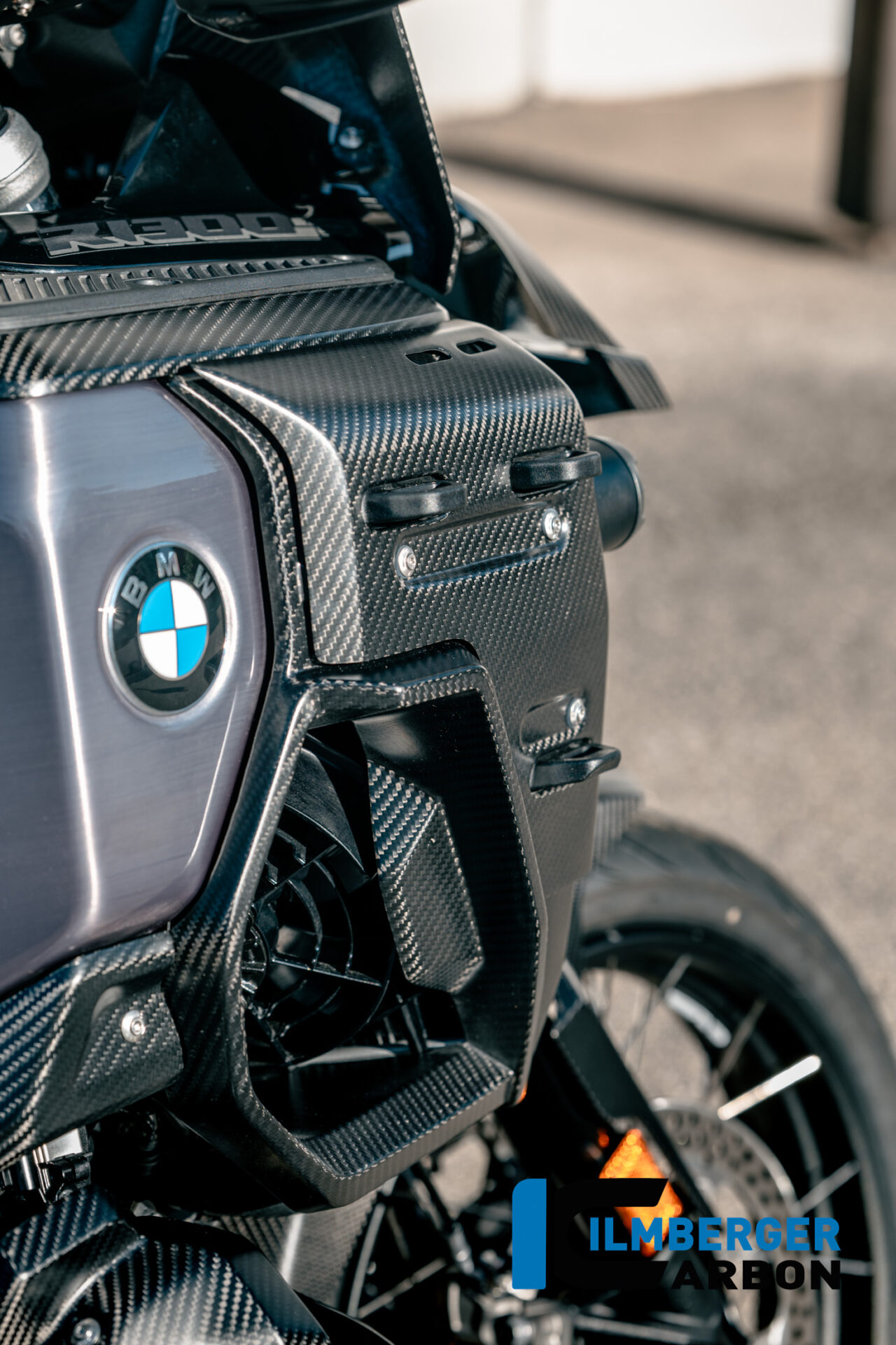 Wasserkühlerabdeckung rechts mit Löchern für den Kofferhalter Carbon matt R 1300 GS Adventure BMW R 1300 GS Adventure (ab 2024) Carbon – Bild 4