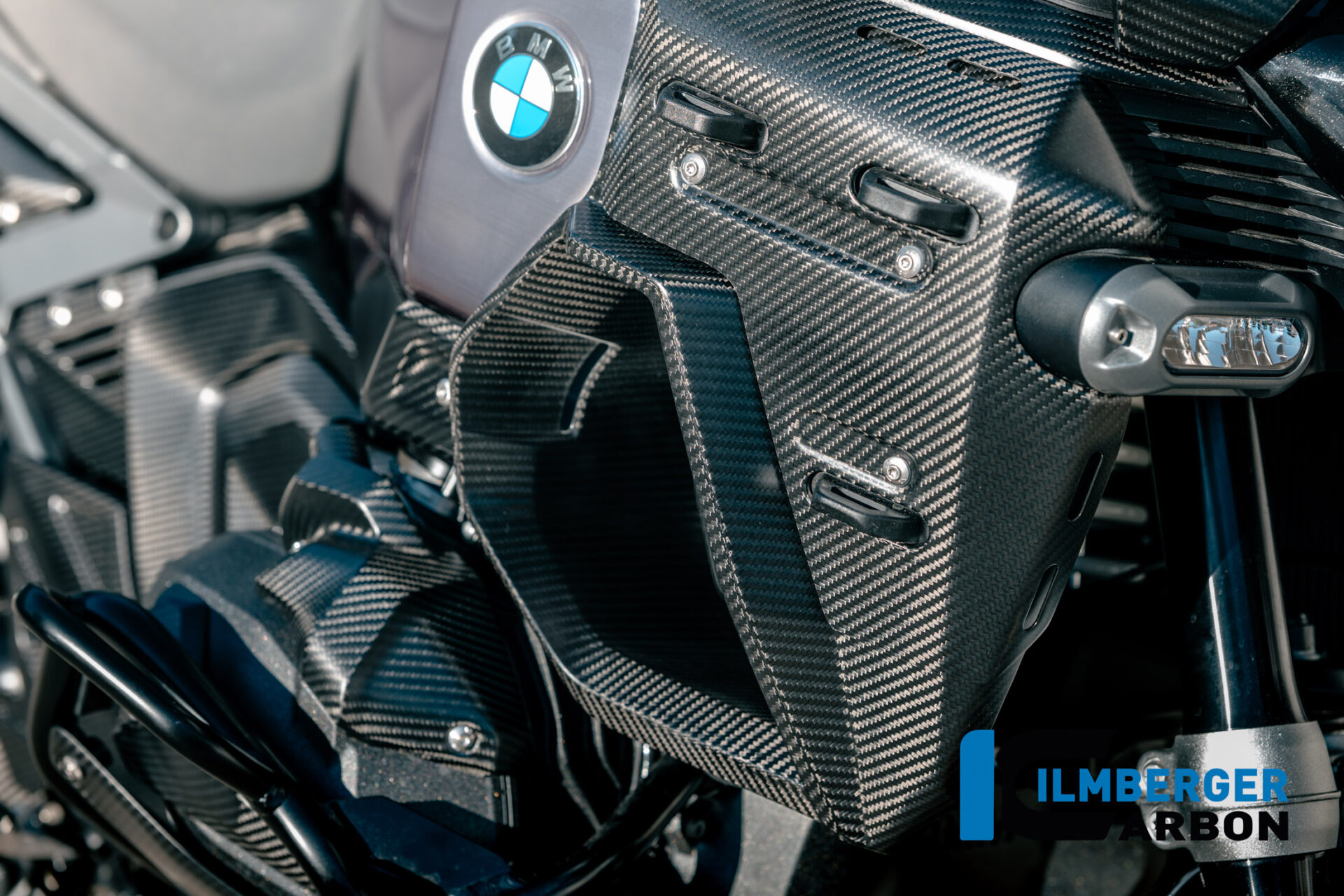 Wasserkühlerabdeckung rechts mit Löchern für den Kofferhalter Carbon matt R 1300 GS Adventure BMW R 1300 GS Adventure (ab 2024) Carbon – Bild 5
