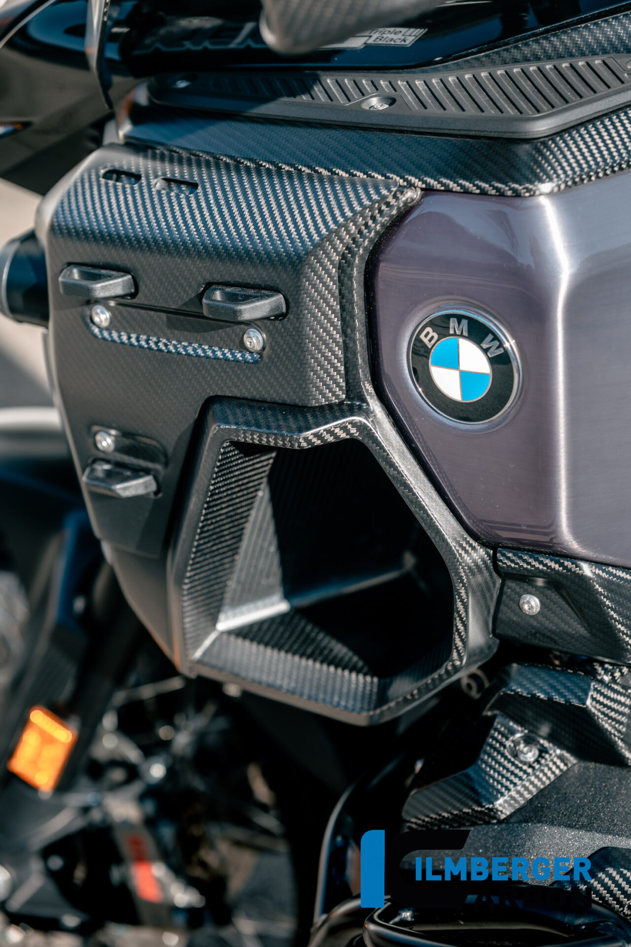 Wasserkühlerabdeckung links mit Löchern für den Kofferhalter Carbon matt R 1300 GS Adventure BMW R 1300 GS Adventure (ab 2024) Carbon – Bild 2