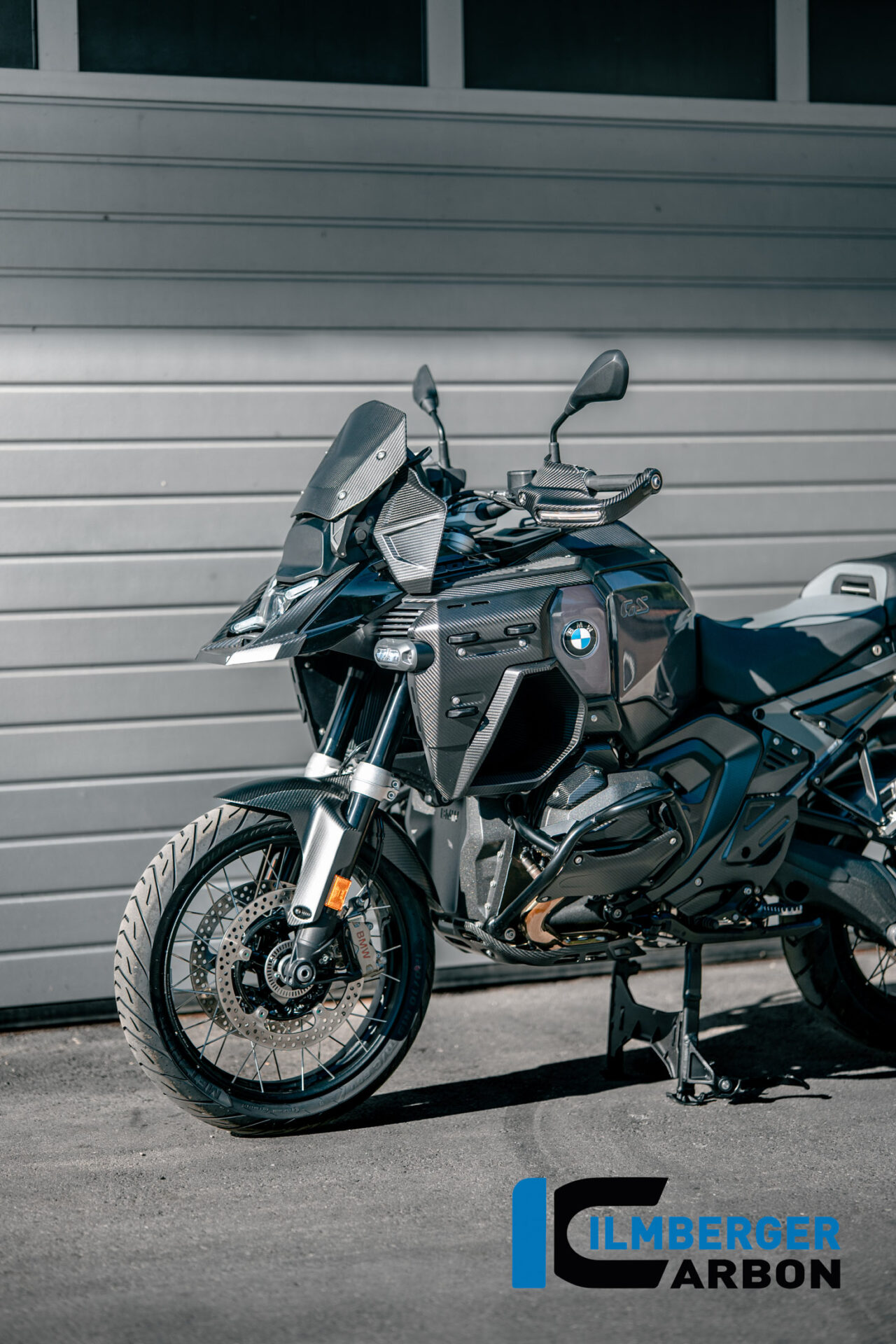 Wasserkühlerabdeckung links mit Löchern für den Kofferhalter Carbon matt R 1300 GS Adventure BMW R 1300 GS Adventure (ab 2024) Carbon – Bild 4